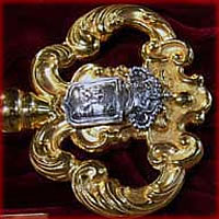 Detalle de la empuñaruda. Escudo de la Ciudad.